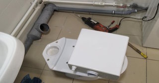 Установка напольного унитаза в Выборге: монтаж под ключ от СантехДомВбр от 5248 рублей.