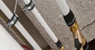 Замена труб водоснабжения в квартире: цена от 2099 руб. - СантехДомВбр